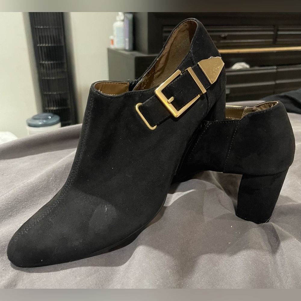 Aerosoles Heelrest Women’s Booties Size 10.5 Black Golden Buckle NWOT Slip On